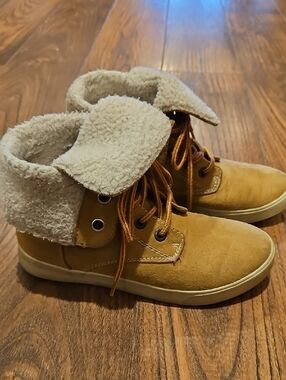 Mudd Tan Suede Ankle Boots with Cream Sherpa Collar